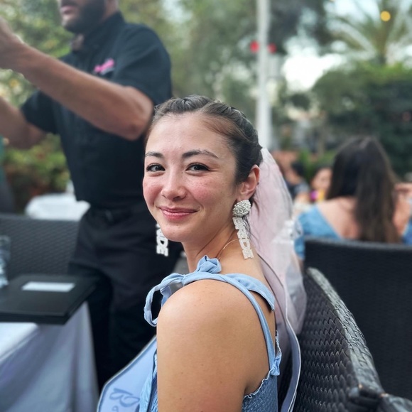 Meet your Posher, Danielle - Picture 3 of 3